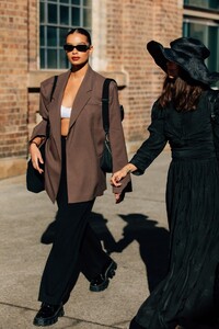 227385575_vogue_com.auc23354e1a8c30e2bf5bd6e374f1f5ac9.thumb.jpeg.fa9420681ed7cc8208f383eca18b120f.jpeg