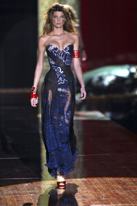 24785102_RobertoCavalli2003WomenRTW81.thumb.jpg.cde503b0025434d2c6c2a4ebcb8e0aca.jpg