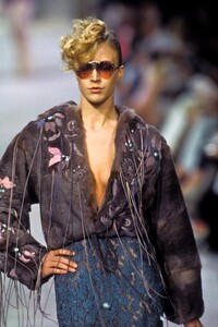 254854743_EmanuelUngaro2000HauteCouture13.thumb.jpg.7e75dd93377a8ad4f821346011bd9e93.jpg