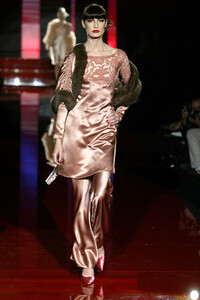 268319292_Valentino2003HauteCouture284.thumb.jpg.01f56f27140324db4324215b2c6001a3.jpg