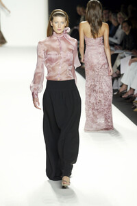 270274638_CarolinaHerrera2003WomenRTW103.thumb.jpg.d0e6ed0cad5a9d7f9e8cdda3cfd36786.jpg