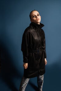 felicia-manteau-chaud-confortable-ceinture-cuir-agneau-noir lola alcaluzac.jpg