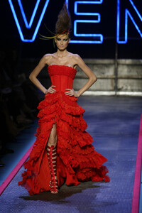 309791141_Givenchy2002HauteCouture145.thumb.jpg.0ebb679dc558b2b6a5fdd0cf291707d0.jpg