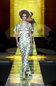 310012494_GianniVersace2001HauteCouture135.thumb.jpg.a9bfae8cd42b20733d4312eff25ab6fc.jpg