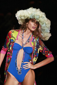 336104109_JohnGalliano2005WomenRTW155.thumb.jpg.5206a683fdf1efa4d877af6f6873cb10.jpg