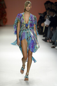 338880306_EmilioPucci2003WomenRTW64.thumb.jpg.273113c59f895c1ac5465d3126e42937.jpg