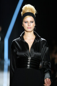 339416852_DonnaKaran2003WomenRTW11.thumb.jpg.73af3f0659beb2d2b69363a7a81667d2.jpg