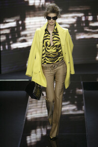 340386098_Versace2004WomenRTW31.thumb.jpg.acc2ce0355a364e1932b21f6576f5dc1.jpg