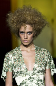 373945264_GianniVersace2001HauteCouture136.thumb.jpg.78794859c0062038fe5bdf788210199a.jpg