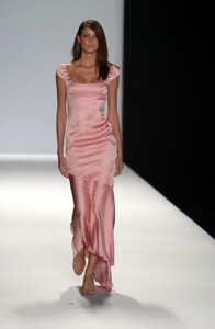 37827244_CarolinaHerrera2002WomenRTW54.thumb.jpg.bf00b6c6ab9ba73939d2de1ec7e89068.jpg