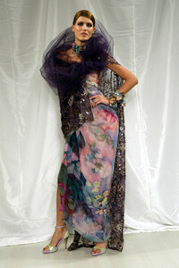 381938557_EmanuelUngaro2004HauteCouture102.thumb.jpg.6cf63b54868f581f67abb0de798e9fa7.jpg