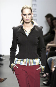 384136938_DianevonFurstenberg2002WomenFW(7).thumb.jpg.e1f30833f4b159594ae3c7e5b90c45ca.jpg