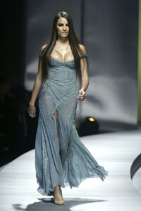 395375423_Versace2003WomenFW(5).thumb.jpg.c8f479921c2450ddbf1f4f9e187bfda7.jpg