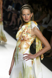 39636622_CarolinaHerrera2003WomenRTW94.thumb.jpg.a1fb1a9e0482f907a9cb843e69c1a6ef.jpg