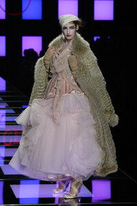 397907615_ChristianDior2003HauteCouture278.thumb.jpg.55de11566f2dd1df53ec037b8ce1e404.jpg