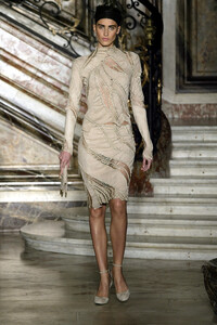 406621346_Givenchy2003HauteCouture28.thumb.jpg.de8c5b14fe2e64f607ede2f53248b52e.jpg