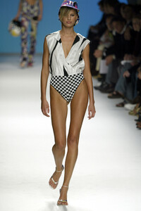 410413185_EmilioPucci2003WomenRTW36.thumb.jpg.d2b0592cc5afd852ef28f526d69d9e9e.jpg