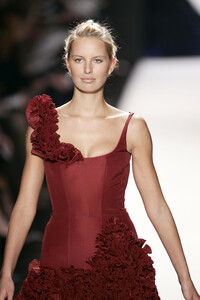 423359185_OscardelaRenta2005WomenRTW25.thumb.jpg.e11802c7cc66c9dada8810f5d0c1092c.jpg