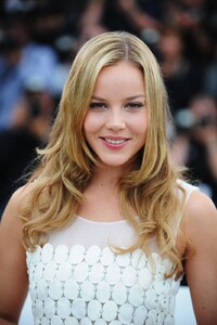 43277-abbiecornish-bright-star-photocall-cannes-18.jpg