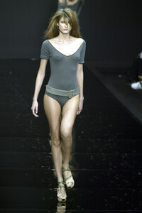 439438978_AlessandroDellAcqua2003WomenRTW36.thumb.jpg.a8963e687899083349a0d047c436d8e2.jpg