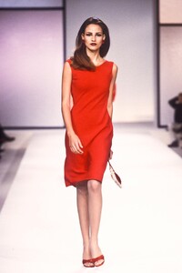 440348244_Valentino2000WomenRTW99.thumb.jpg.65c8ccc70ca786d7f693f2bee68902c2.jpg