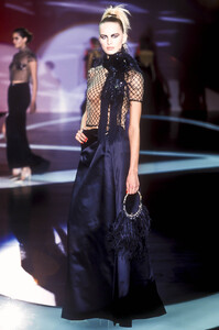 443175944_Valentino2001WomenRTW242.thumb.jpg.e0c847b63f600b699f0bbb9afd76f8cb.jpg