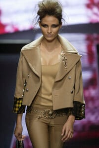 448386109_Versace2004WomenRTW23.thumb.jpg.9f551c31d11cd1f6c913852659dd498d.jpg