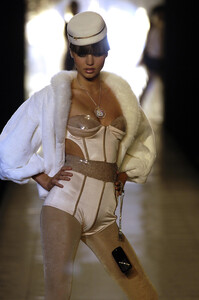 476835013_Babyphat2006WomenRTW71.thumb.jpg.e4edcae0f1ca9bd36a58b9be3e2c7b8c.jpg