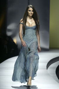 494549216_Versace2003WomenFW(1).thumb.jpg.986cf59a3dc90af4d99699a5b181ce19.jpg