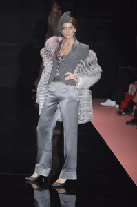 502549464_GiorgioArmaniPrive2005HauteCouture15.thumb.jpg.528058441c5d317145417202c74fad36.jpg