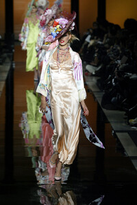 505264969_EmanuelUngaro2003HauteCouture3.thumb.jpg.02ba4b4d5ed7e1cb36ff027a7c4e3699.jpg