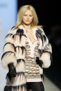 508392122_Missoni2003WomenRTW68.thumb.jpg.9f5425029b8c59954cdcd16eea637b21.jpg