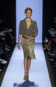 510698352_MichaelKors2001WomenRTW21.thumb.jpg.3d0abc3b0377598df97038c7e6a65003.jpg