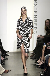 52035094_DianevonFurstenberg2002WomenFW(3).thumb.jpg.504ed8a0d7cabb34d73256ed9ddfda27.jpg