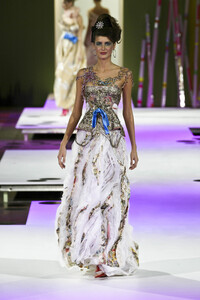 521401066_ChristianLacroix2004HauteCouture212.thumb.jpg.89275df7535911c4f54d64bb5fa94438.jpg