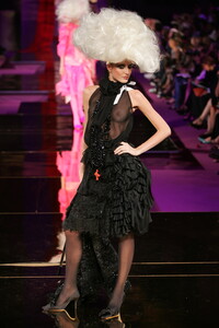 531582575_ChristianLacroix2004HauteCouture73.thumb.jpg.40c2c7f2256ff7cf75028e8478769f44.jpg