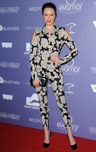 Jessica+McNamee+Miley+Cyrus+Liam+Hemsworth+RoalXbBOt3lx.jpg