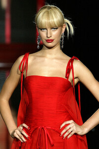 537713591_Valentino2003HauteCouture416.thumb.jpg.f5fba476ac45f6df27589cc9d0781922.jpg