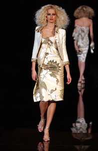 537945884_Valentino2004HauteCouture141.thumb.jpg.5def36896121d8adff022697b2850dea.jpg