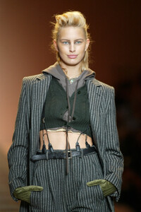 554195976_JeanPaulGaultier2003WomenRTWFW(3).thumb.jpg.de0f4966e94f473f38723e04d0bb68c5.jpg