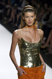 555531534_CarolinaHerrera2003WomenRTW70.thumb.jpg.39874a65d32b83a4c3e4d3e330c0407e.jpg