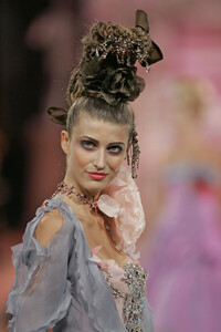 560293279_ChristianLacroix2005HauteCouture107.thumb.jpg.aad382564ef256f6153bae0c40cff757.jpg