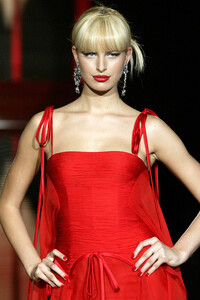 579520513_Valentino2003HauteCouture418.thumb.jpg.deaa3d96dde15446b333dfaaa32af83a.jpg