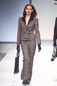 583277501_Valentino2000WomenRTW83.thumb.jpg.cac56ff89da0cd35d4a6a3947d7c96f0.jpg