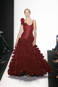 587413008_OscardelaRenta2005WomenRTW24.thumb.jpg.63bdfca057e3882f93c9b756603b876f.jpg