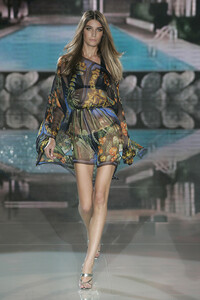 611061261_Versace2006WomenRTW70.thumb.jpg.4b44f2d04c4913ff0e4d5ad9e0d969ab.jpg