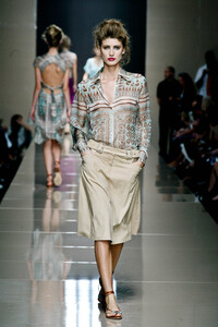 63586040_AlbertaFerretti2004WomenRTW29.thumb.jpg.72976a983c27507509090f8dd07cd0ef.jpg