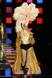 667106610_ChristianDior2003HauteCouture301.thumb.jpg.a2be2f1757ac5a8392d5bd5d5b9a8783.jpg