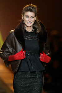 669036747_JeanPaulGaultier2003WomenFall(2).thumb.jpg.5894bd14594279e4465c06d87eff0859.jpg