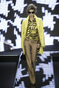 669703223_Versace2004WomenRTW30.thumb.jpg.2ee917795cd642da915583b0d9590a01.jpg